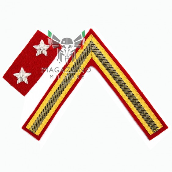 Alpini hat rank insignia for First Lieutenant Special Qualification in golden fabric, front and back view